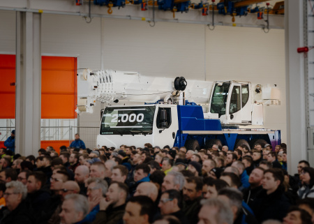 Manufacturer celebrates year end with record crane delivery - анонс