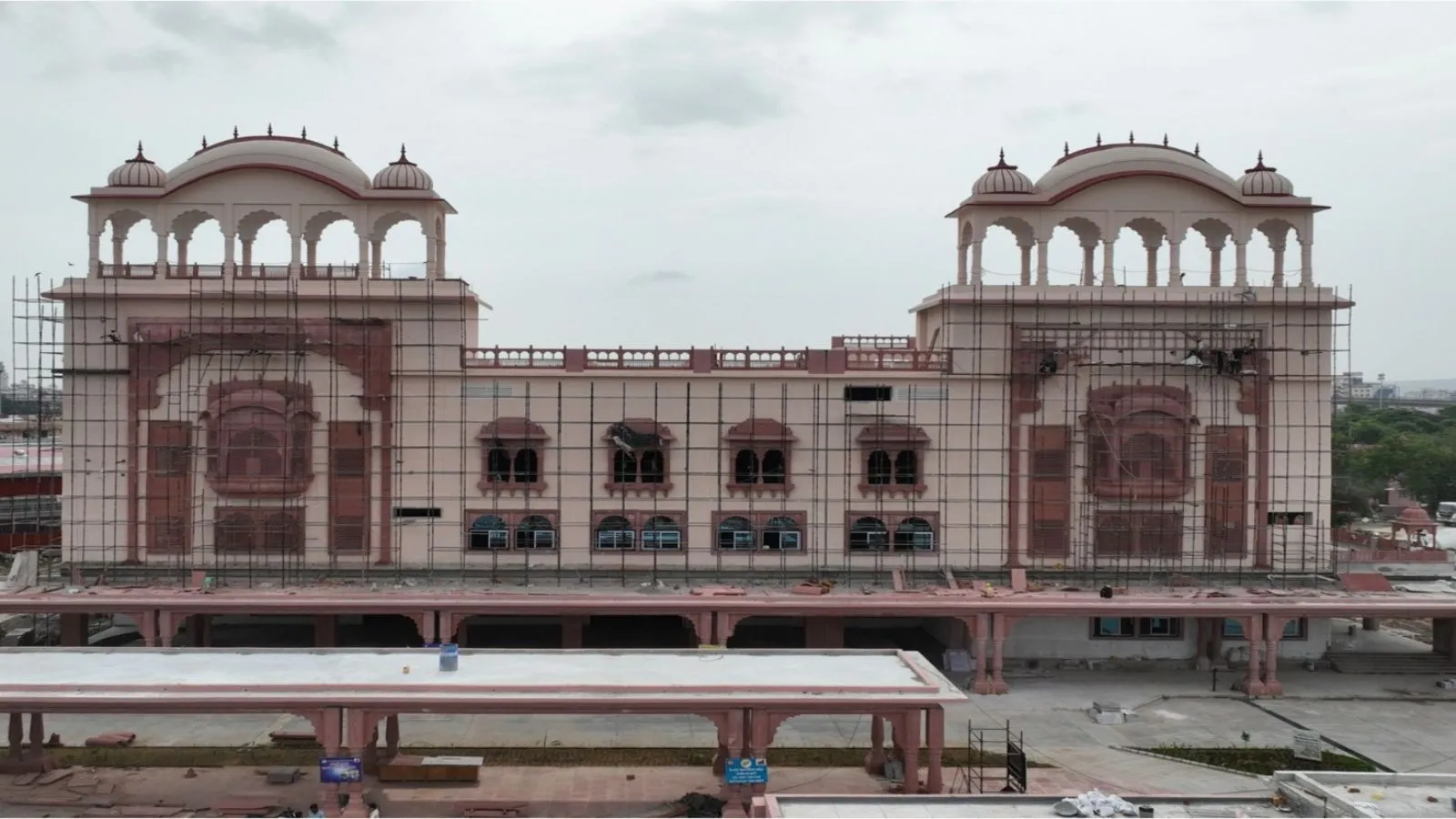 Construction project in Jaipur requiring crane hire — MYCRANE