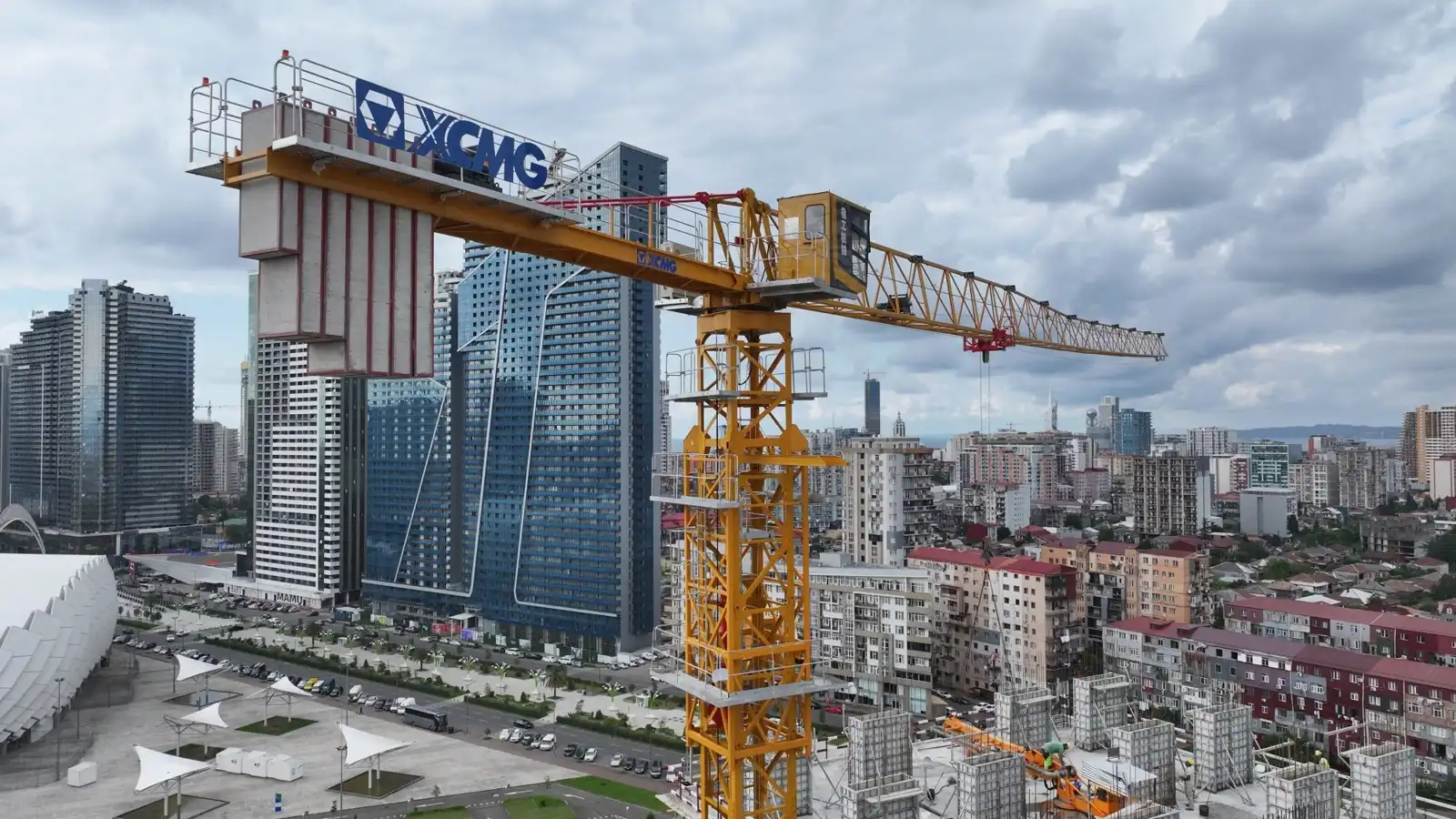Tower crane project site showing rental cost factors and project duration